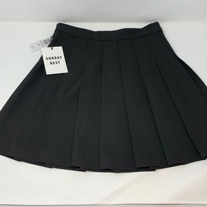 Aritzia’s Sunday Best
Olive Mini 15" Skirt Size 2 - Black